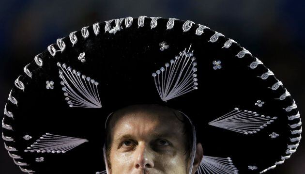 El estadounidense Sam Querrey posa con un sombrero de mariachi de campeón tras derrotar al español Rafael Nadal.