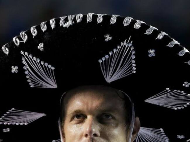 El estadounidense Sam Querrey posa con un sombrero de mariachi de campeón tras derrotar al español Rafael Nadal.