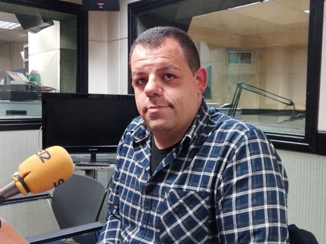 El candidato de Unidas Podemos, Alejandro Rodríguez, en los estudios de Radio Zamora