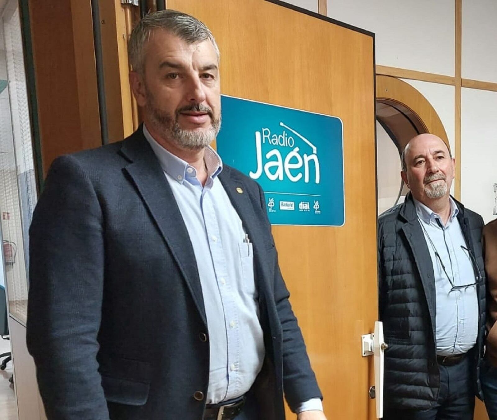 Oskar Martín, Secretario General de UGT en Andalucía, y Manuel Salazar, Secretario provincial en Jaén del sindicato, posan en uno de los estudios de Radio Jaén Cadena SER