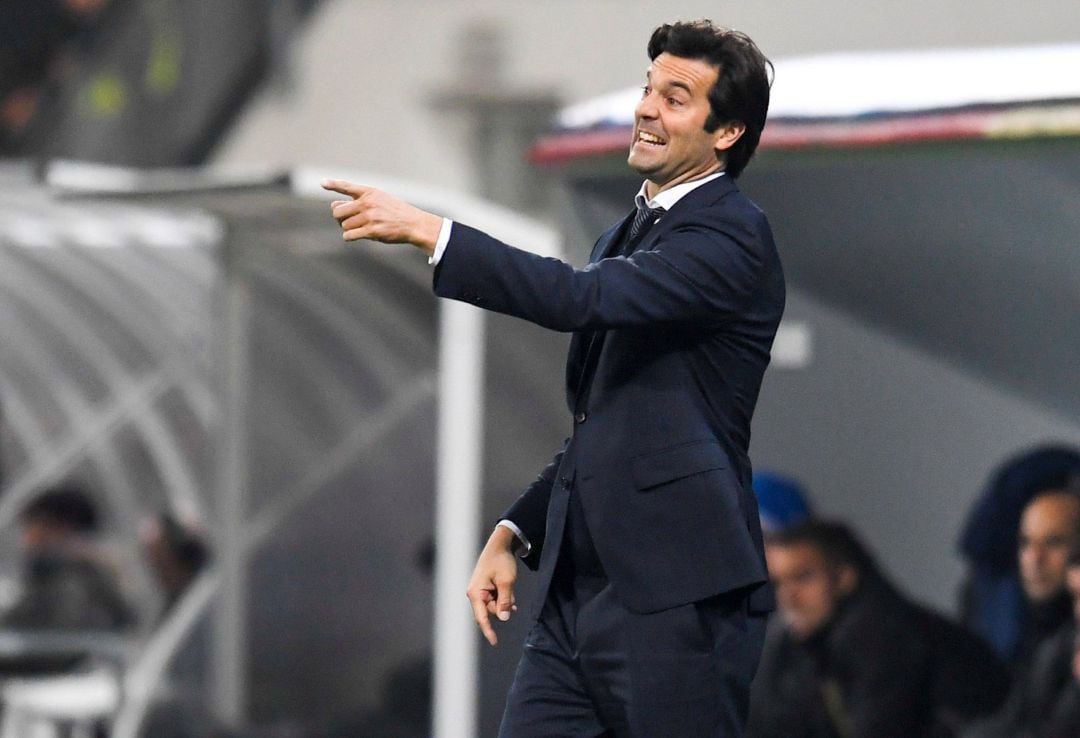 Solari da indicaciones durante el partido de Champions en Pilsen