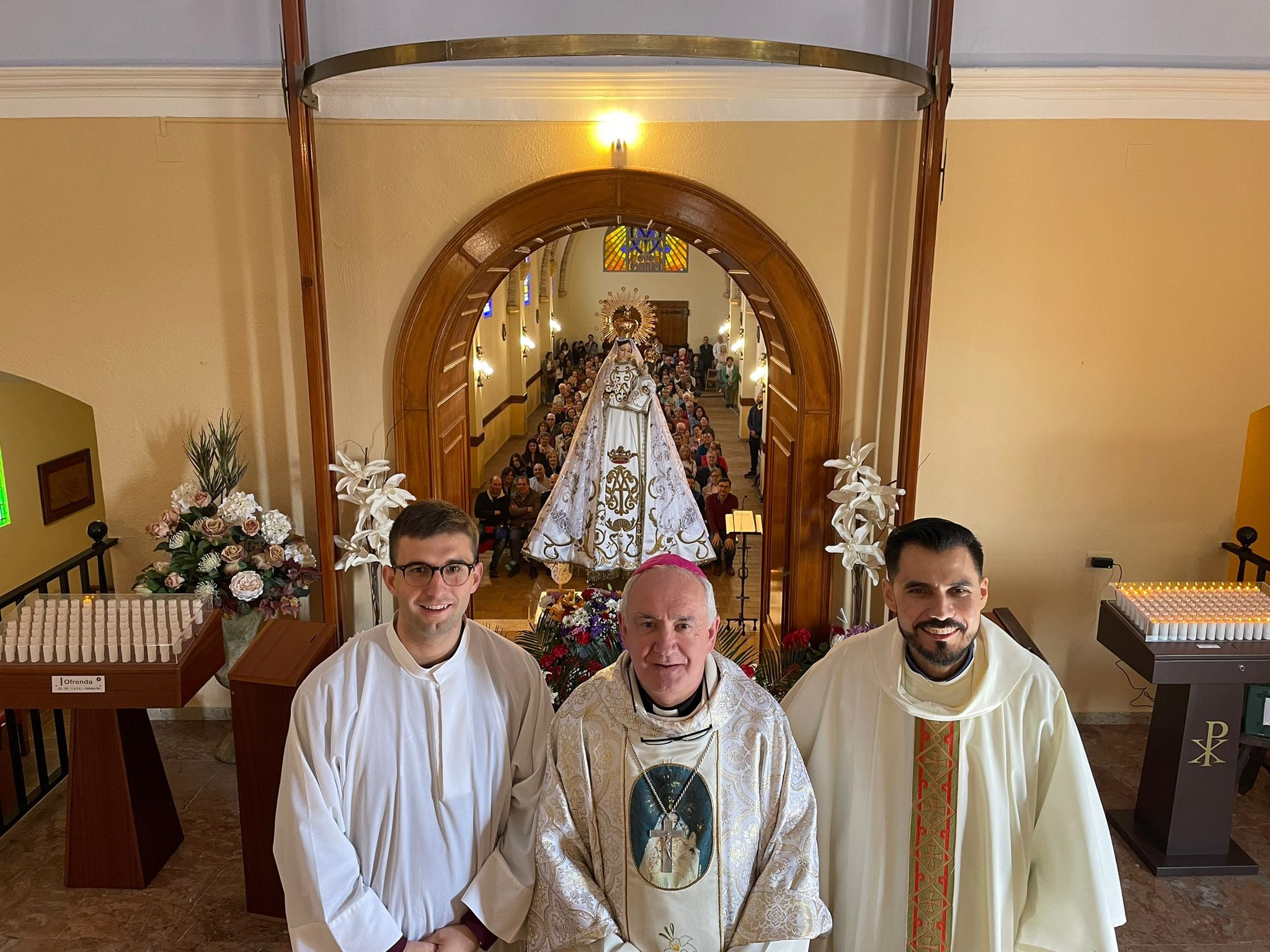 El Obispo, Angel Pérez, ha presidido la eucaristía, acompañado por el sacerdote Esteban Trejo y por un seminarista redentorista. Foto: Diócesis Barbastro-Monzón