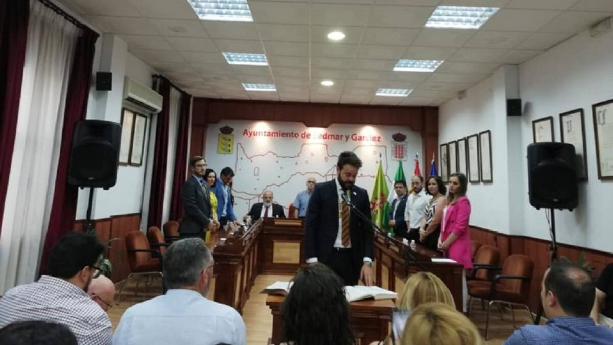 Serrano promete seguir trabajando por el Bedmar del futuroen su toma de posesión