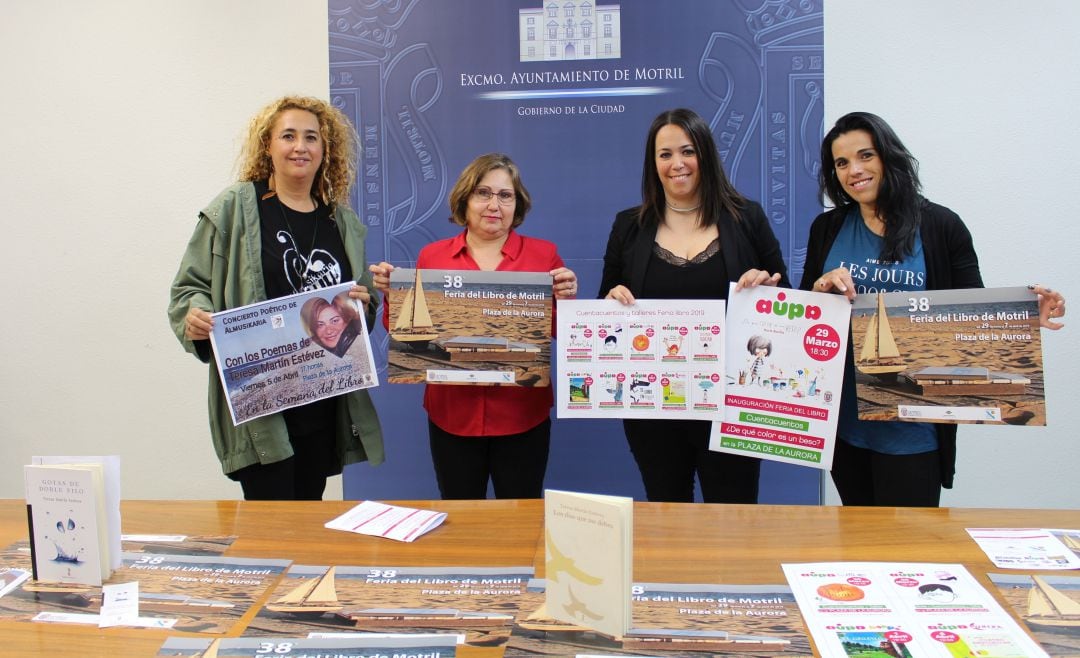 La concejala de educación, Mercedes Sánchez, presenta la programación de la Feria del Libro junto a libreros y academias de Motril