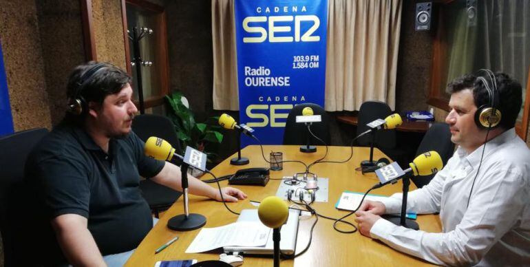 Francisco Fraga en los estudios de Radio Ourense