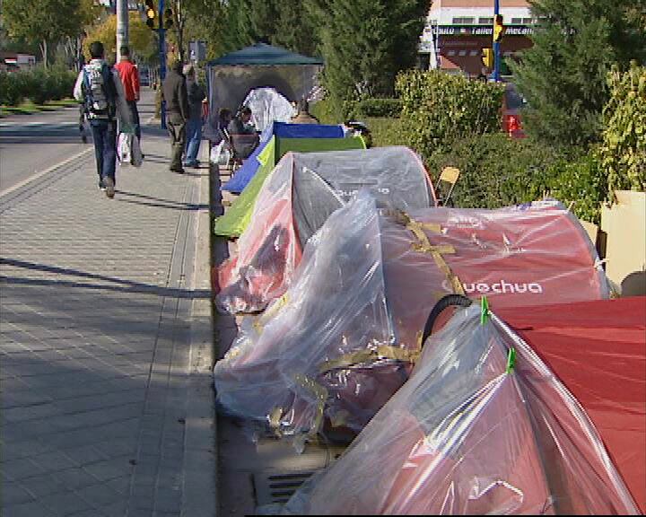 Cientos de personas esperaron en tiendas de campaña en Fuenlabrada a que se abriera el plazo para solicitar una vivienda en Noviembre de 2008