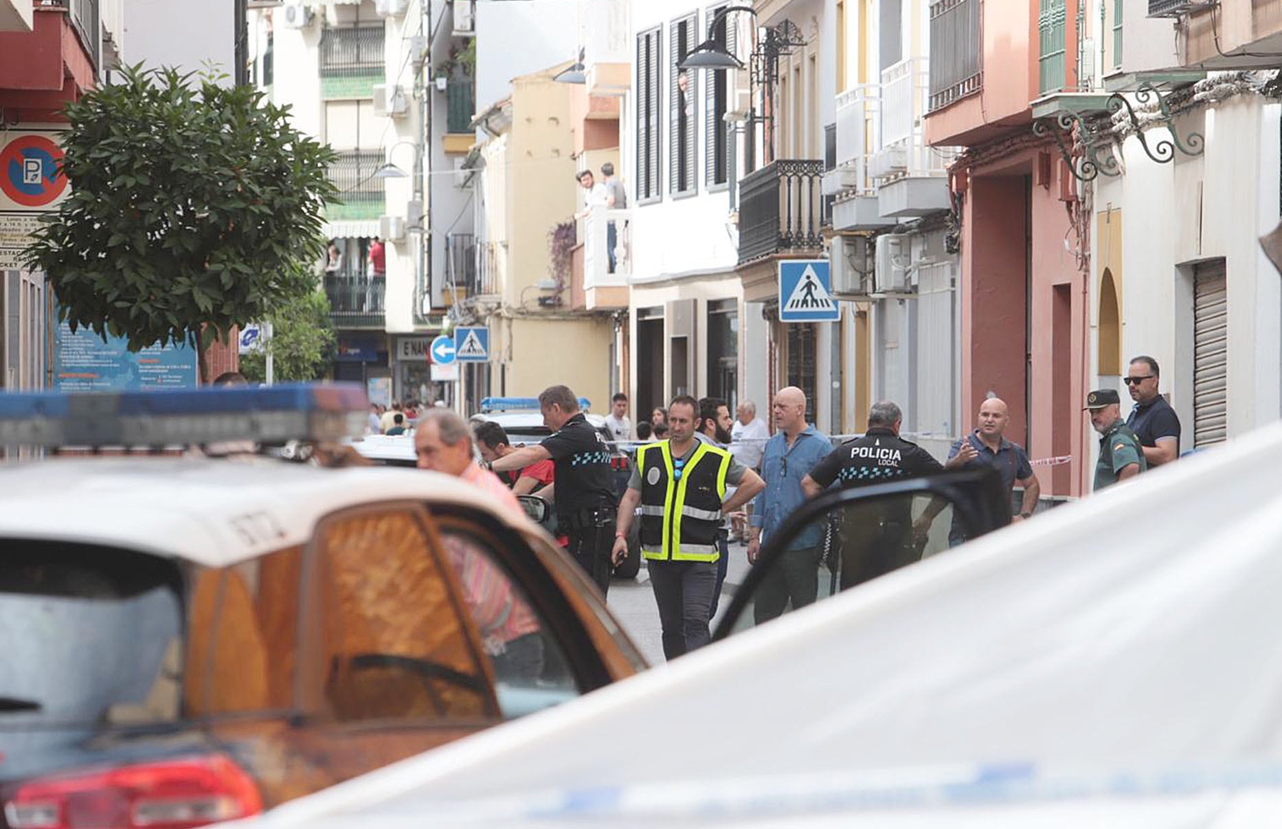 Andújar (Jaén), 11/06/2023.- Un agente de la Policía Nacional, de 40 años, ha fallecido este domingo al ser atacado cuando intervenía para sofocar una discusión entre dos vecinos de Andújar (Jaén), uno de los cuales, el agresor, ha muerto también al ser abatido a tiros por otro agente, que ha resultado herido leve. EFE/Lorente
