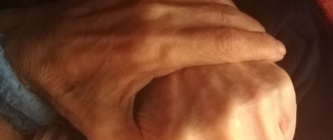 Las manos de dos mayores