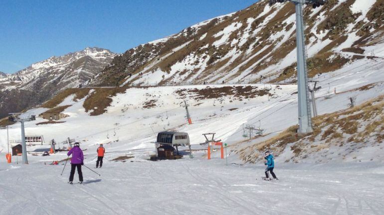 Imatge de principi de temporada 2015-16 a Boí Taüll amb neu a pistes però amb grans clapes sense neu a les muntanyes.