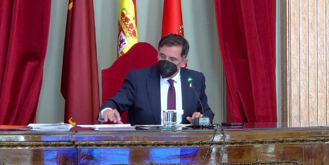 José Antonio Serrano preside un pleno municipal en Murcia