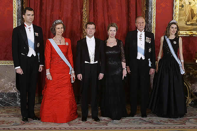 Los Reyes de España junto a los Príncipes de Asturias el presidente ruso, Dimitri Medvedev y su esposa