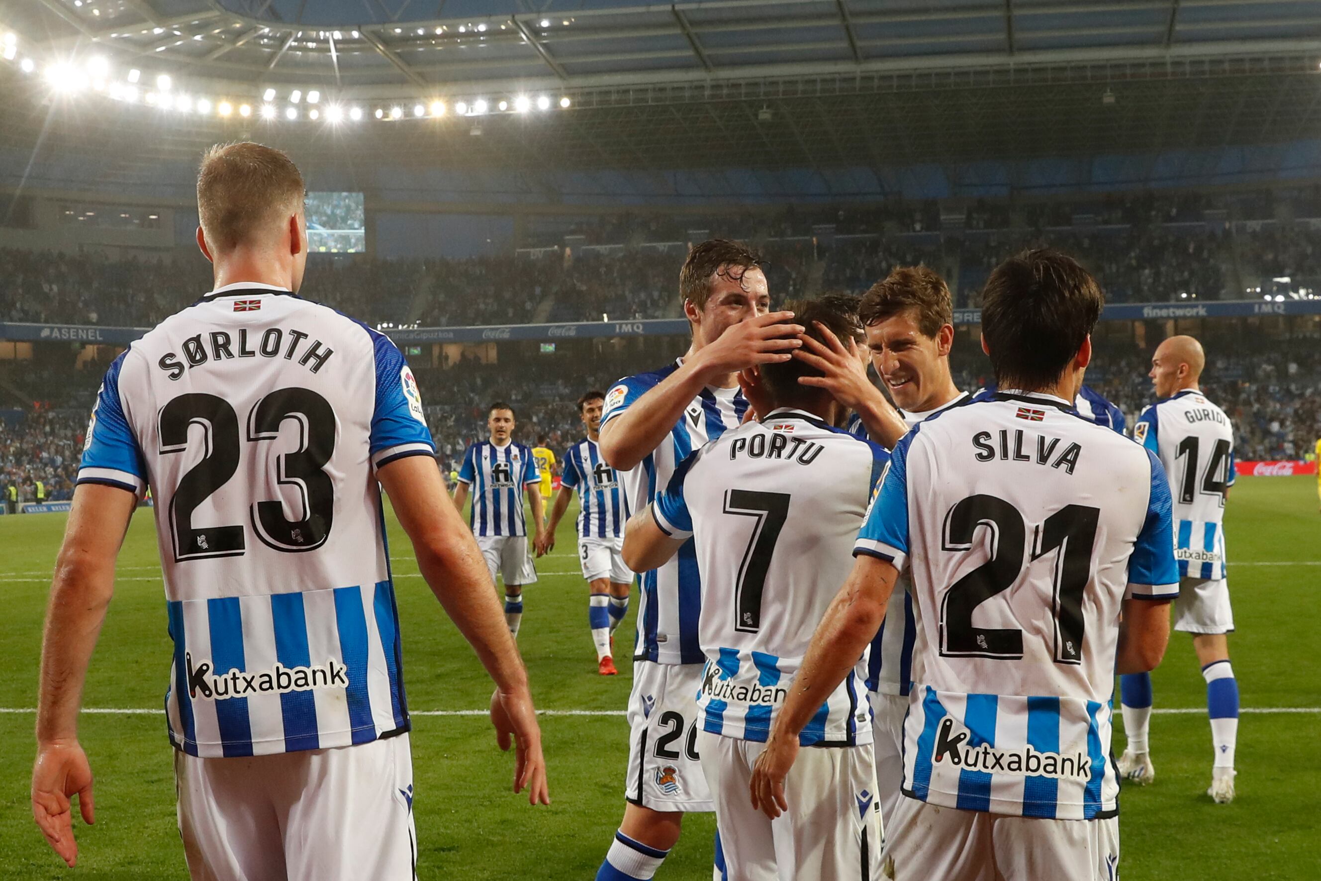 SAN SEBASTIÁN, 12/05/2022.- Los jugadores de la Real Sociedad celebran el tercer gol del equipo donostiarra durante el encuentro correspondiente a la jornada 36 de Primera División que han disputado hoy jueves frente al Cádiz en el Reale Arena, en San Sebastián. EFE/Javier Etxezarreta
