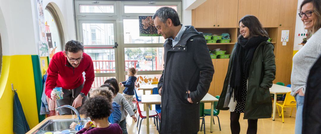 Xulio Ferreiro y Silvia Cameán en la escuela infantil Arela