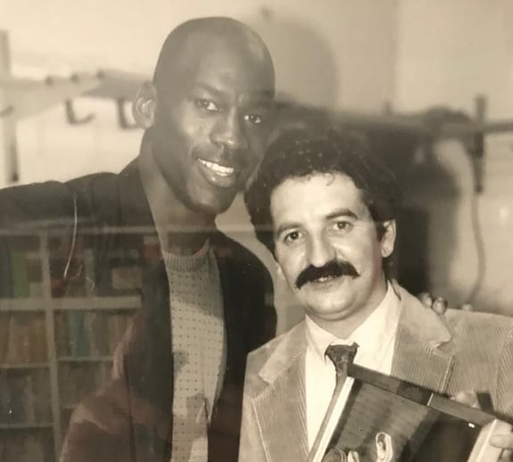 Michael Jordan y Lalo Fernández, en su época de corresponsal en Estados Unidos cubriendo la NBA.