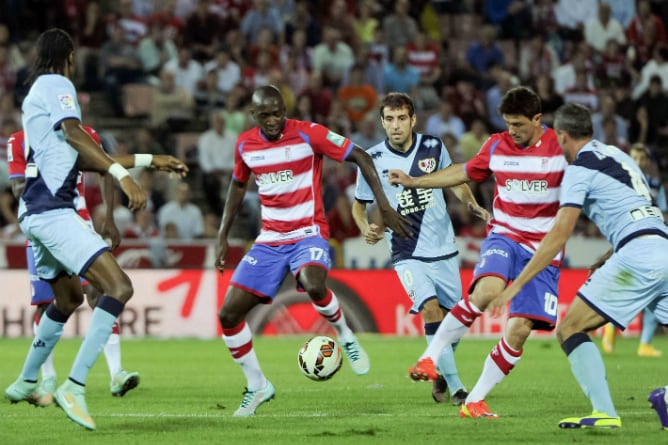 Piti y Nyom intentan llevarse la pelota ante la presión de los jugadores del Rayo
