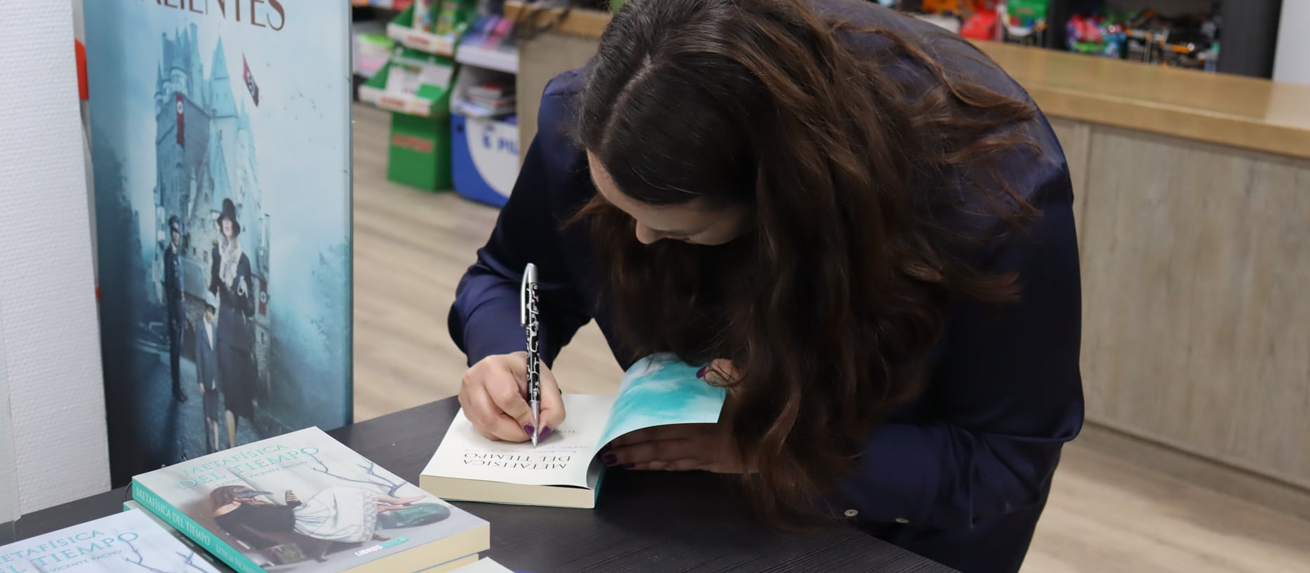 Leticia firmando libros en el día de la presentación