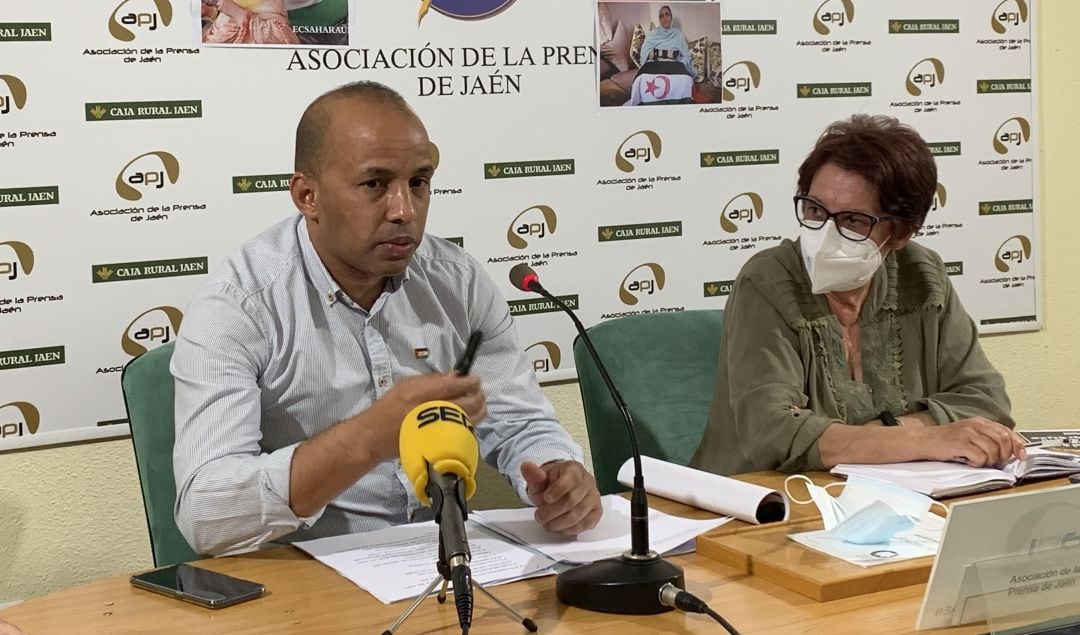 Luali Mohamed, representante del Colectivo Saharaui de  Jaén, e Isabel Vidia Gómez,Teniente  de  alcalde  de Huelma.