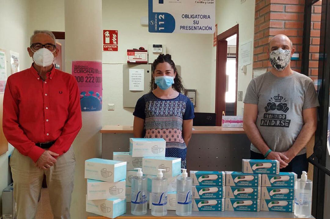 Entrega de uno de los lotes en un consultorio