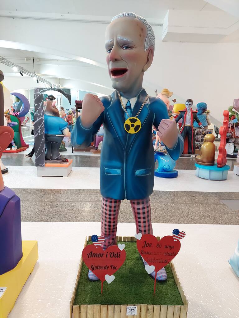 La Exposición del Ninot de las Fallas 2023 abre sus puertas con 750 figuras que rebosan diseño y sátira. Todas ellas quieren salvarse de las llamas gracias al voto popular.