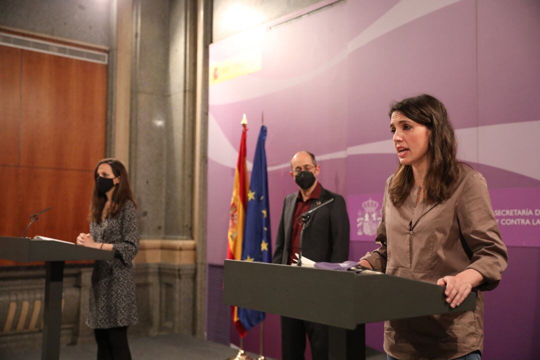 La ministra de Igualdad, Irene Montero (d), y la ministra de Derechos Sociales y Agenda 2030, Ione Belarra (i), en la rueda de prensa del 21 de abril.