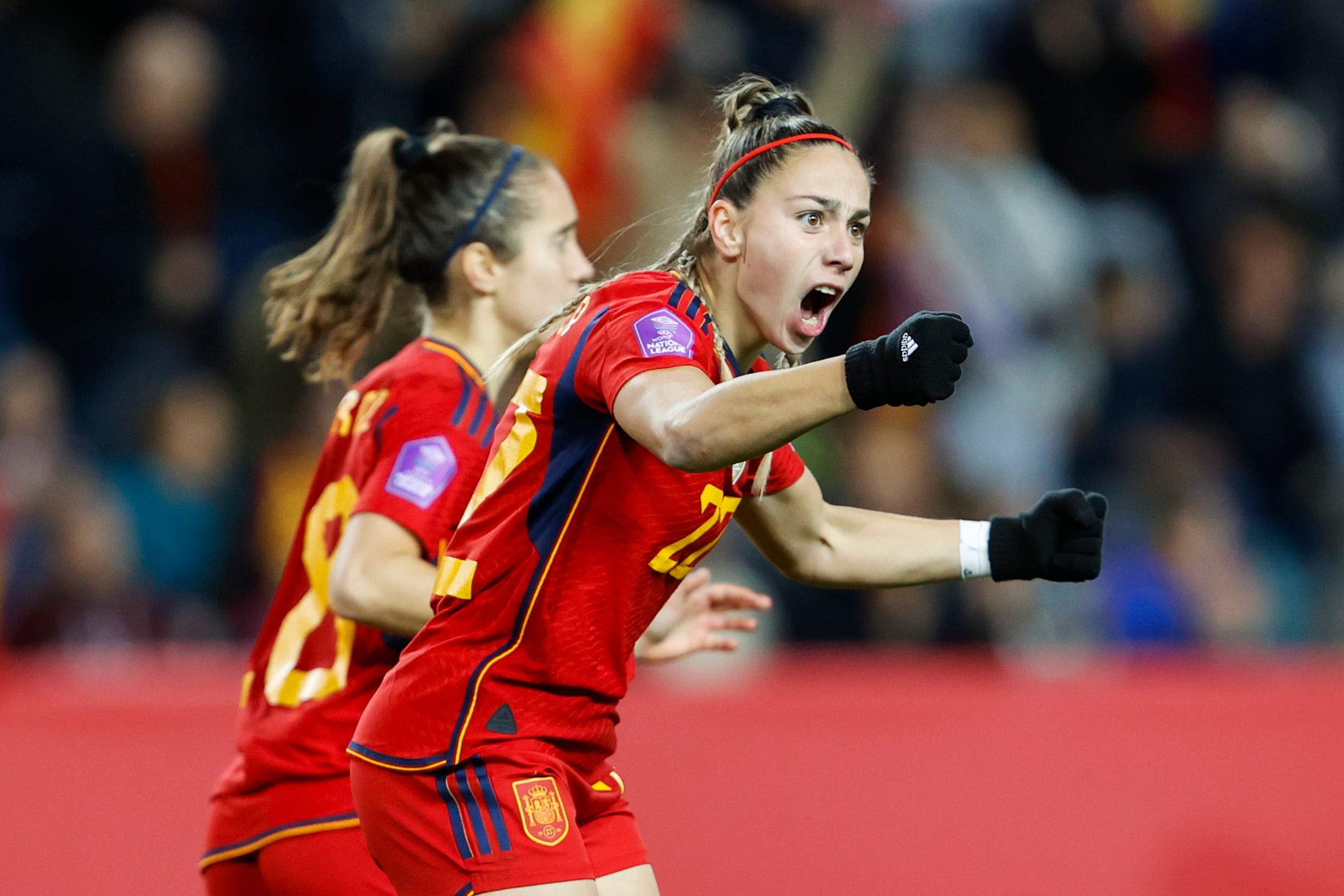 MÁLAGA, 05/12/2023.- La delantera de España Athenea del Castillo celebra tras marcar el 2-3 durante el encuentro del grupo D de la Liga de Naciones entre España y Suecia, este martes en el Estadio La Rosaleda en Málaga. EFE/ Jorge Zapata
