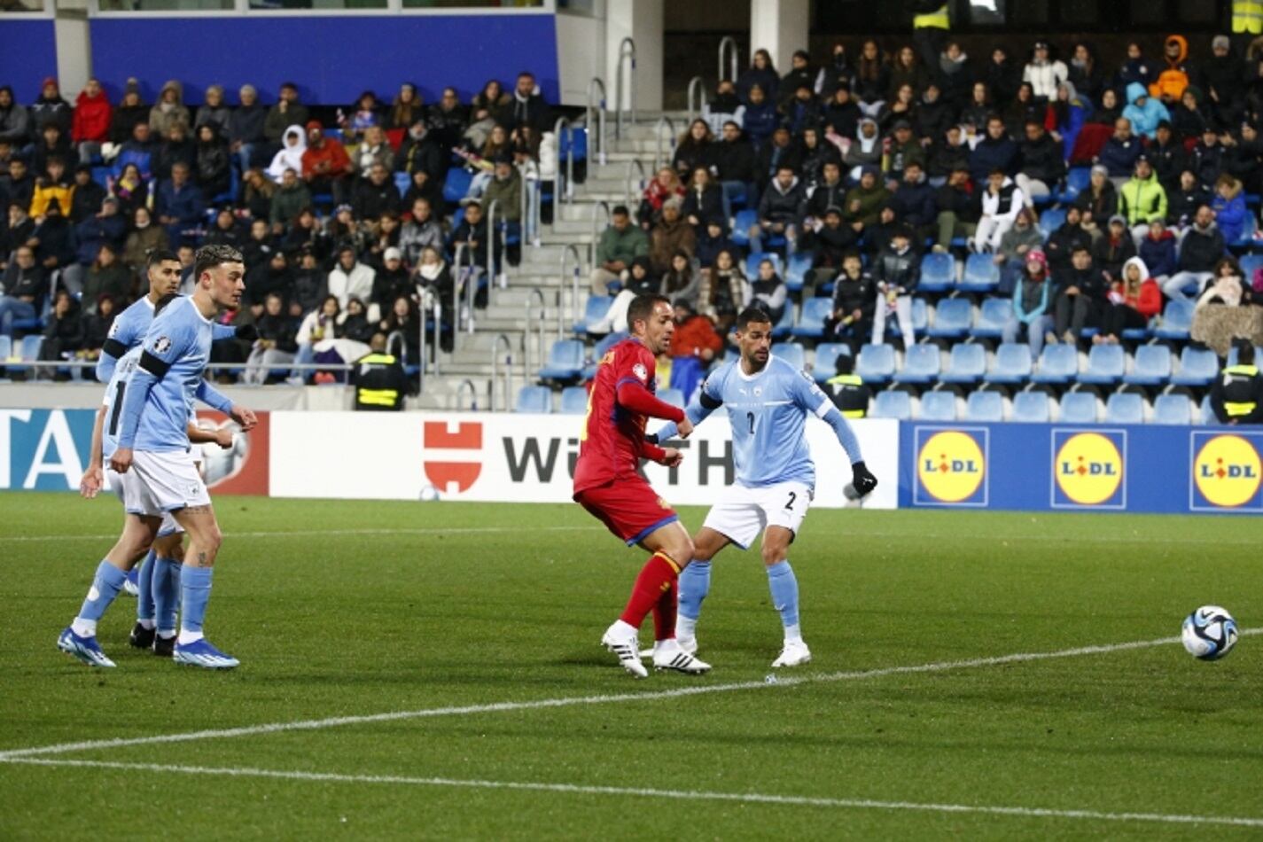 Una de les accions d'atac de la selecció andorrana davant Israel al darrer partit de la fase de classificació de l'Eurocopa disputat aquest dimarts a l'Estadi Nacional.