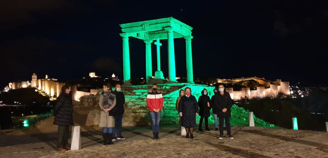 Los Cuatro Postes y el Torreón de los Guzmanes se han iluminado de verde este 4 de febrero por el Día Mundial del Cáncer