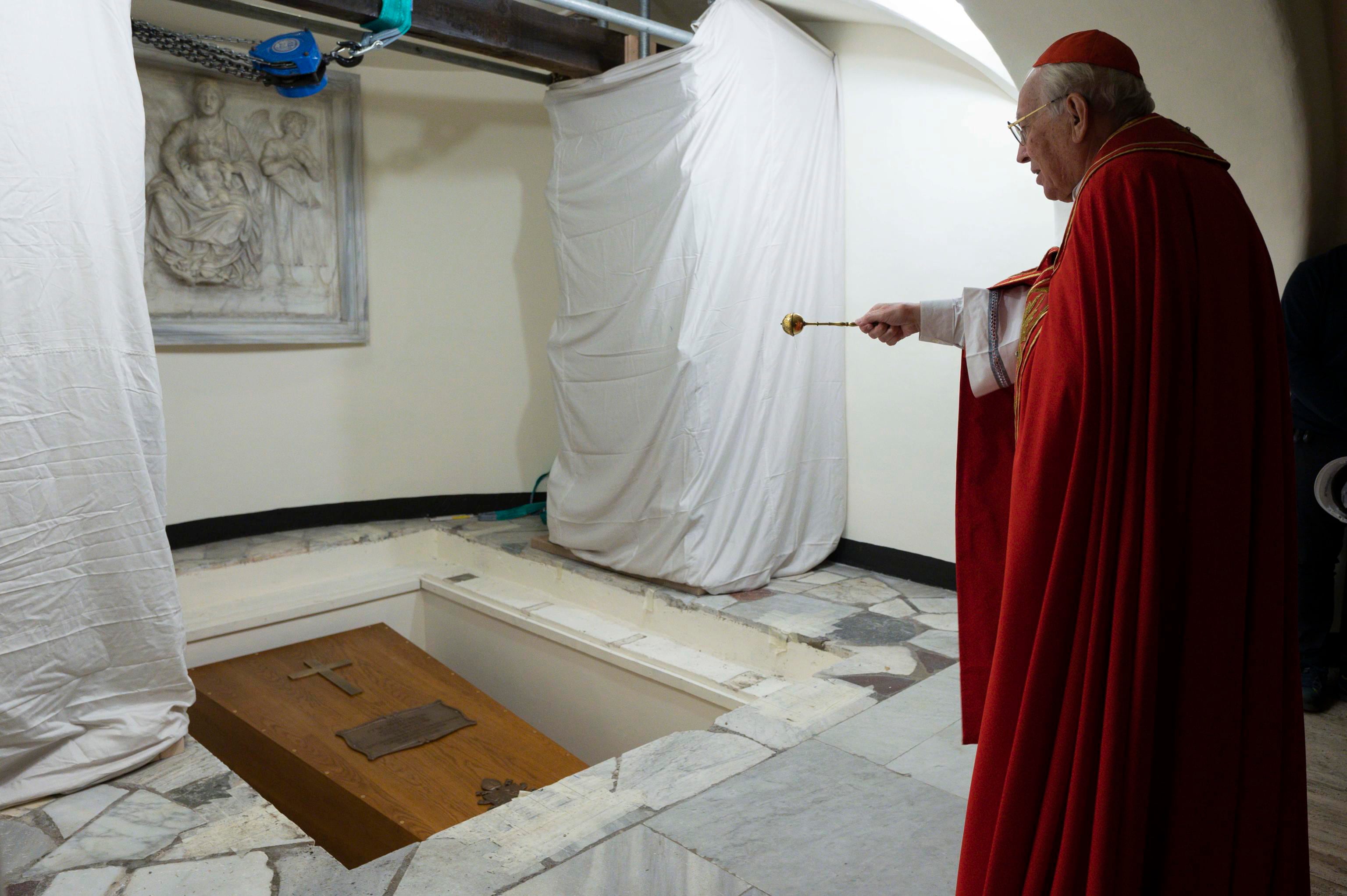 Benedicto XVI, enterrado en las grutas vaticanas.