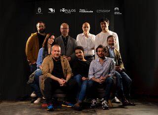 El guionista Juan Albarracín junto a los actores