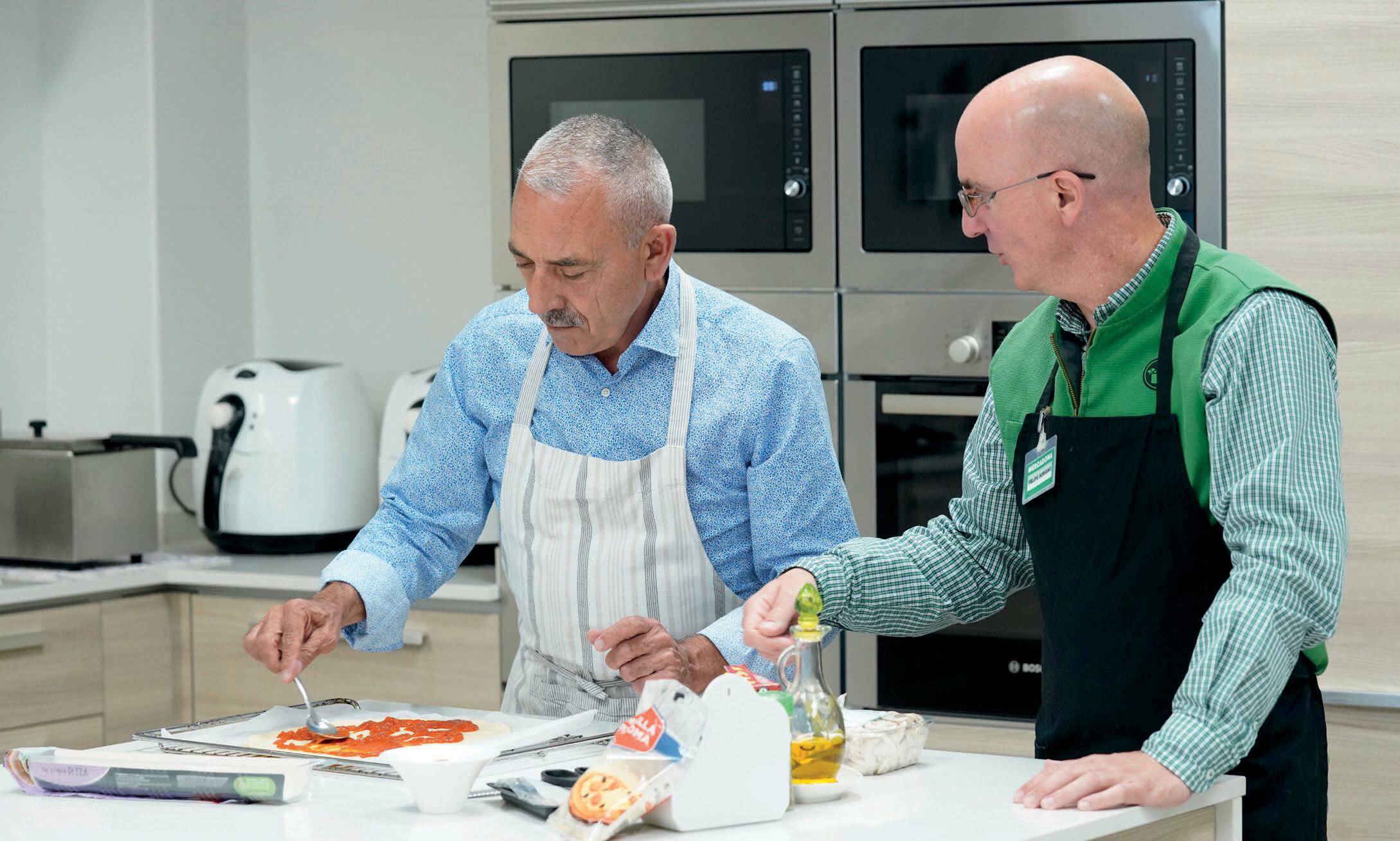 Sesión participativa con el cliente, Antonio, en la cocina de un centro de coinnovación