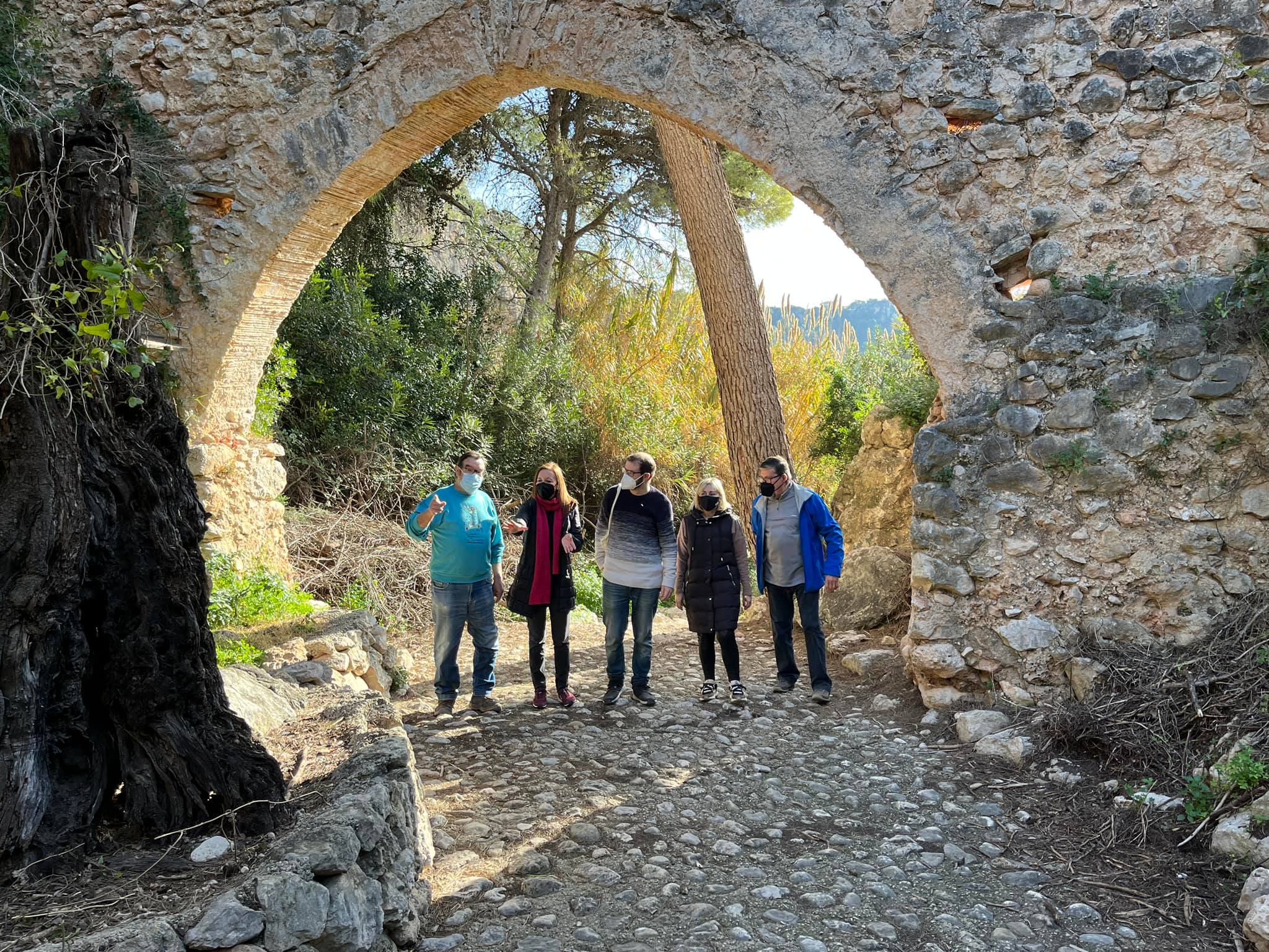 Representantes del Ayuntamiento de Ròtova y del Centre Excursionista visitan la zona que será declarada Paraje Natural Municipal.