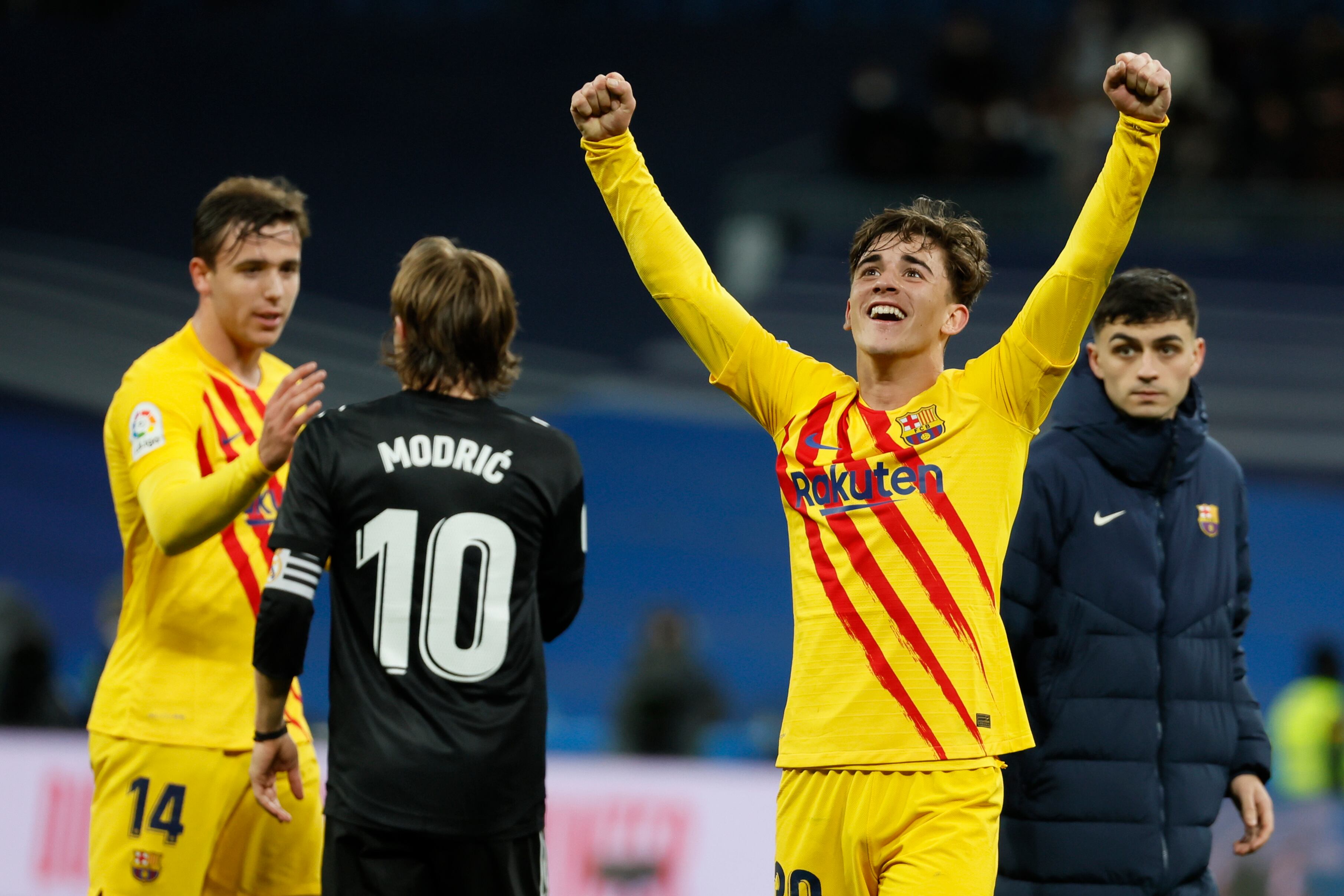 Los jugadores del Barça celebran la victoria ante el Real Madrid en el Bernabéu