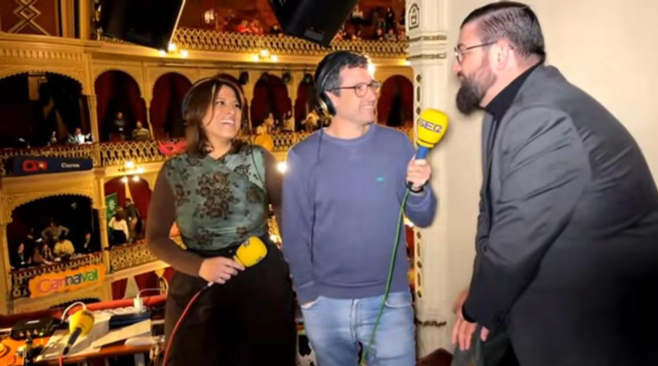 Manu Sánchez en el palco de Radio Cádiz en el Gran Teatro Falla.