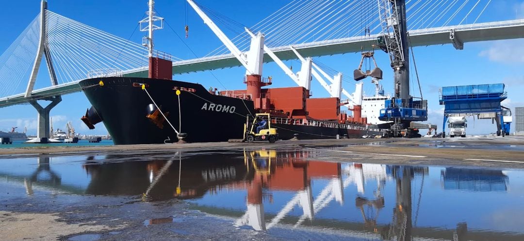 Un carguero en el muelle de La Cabezuela