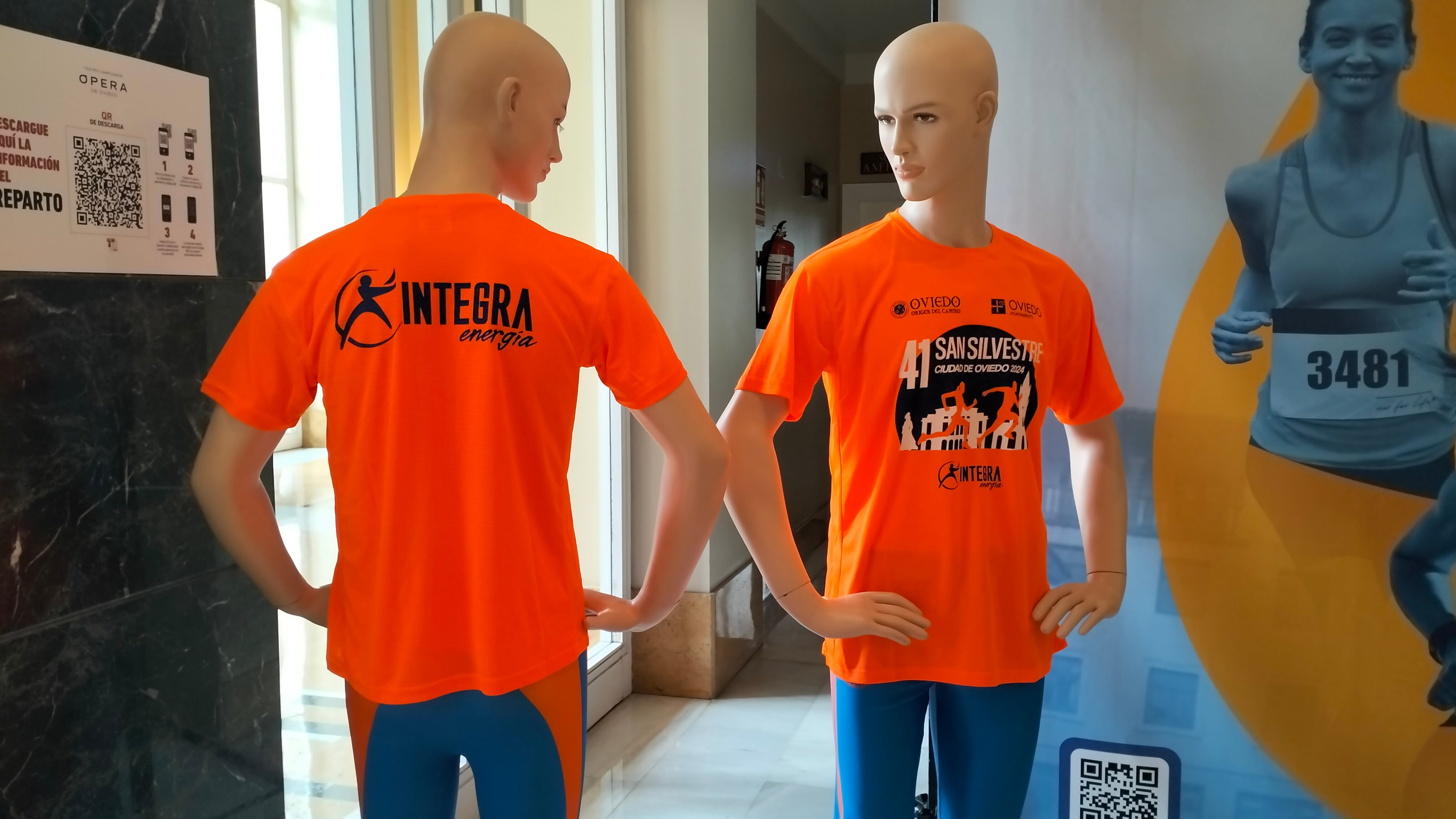 2 maniquíes vestidos con la camiseta oficial de la carrera, que se regala a cada uno de los inscritos