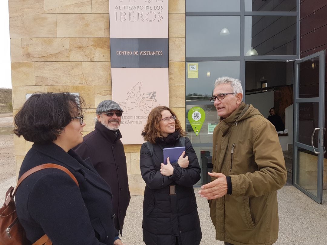 Diego Cañamero visita Castulo acompañado por miembros del partido