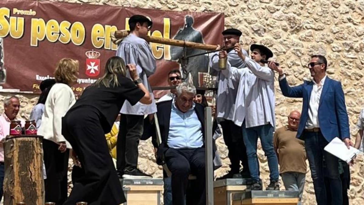 Peñalver entrega el premio más grande de su historia a Romay y Valdemoro