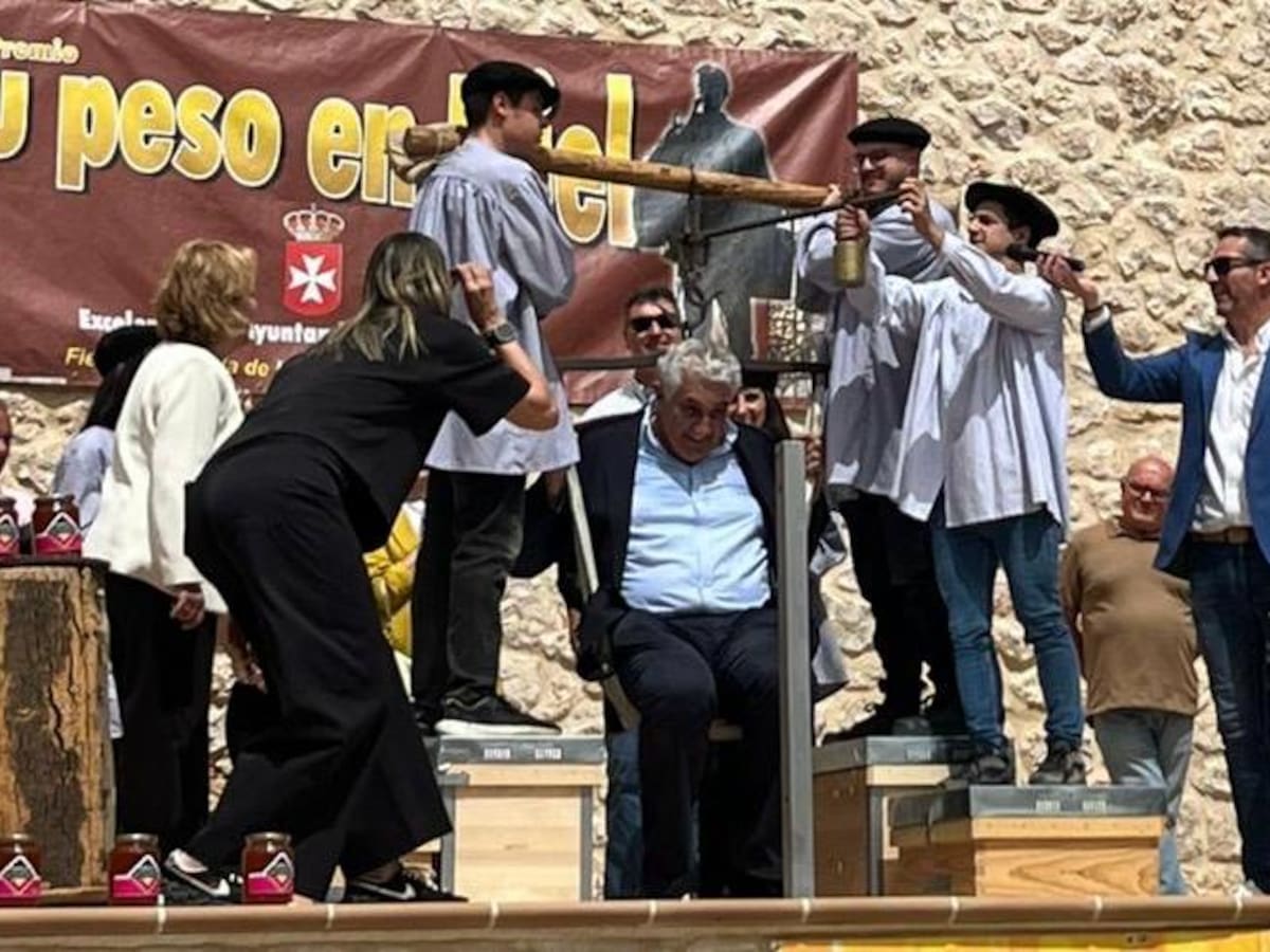 Peñalver entrega el premio más grande de su historia a Romay y Valdemoro