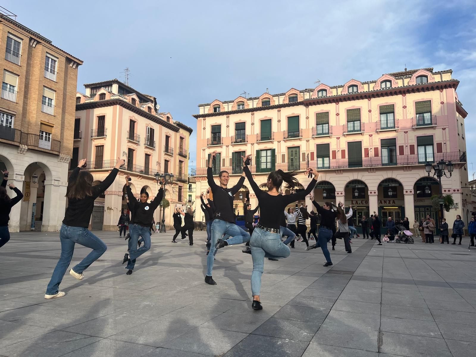 Participantes en el flashmob solidario por Aspanoa y el cáncer infantil