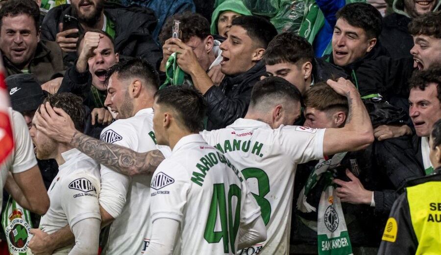 Celebración de un gol del Racing en El Molinón.