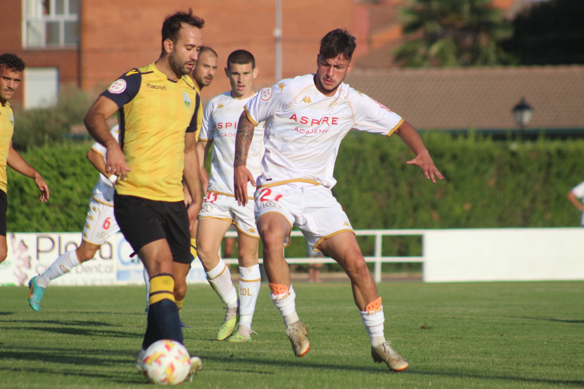 David López disputa el balón con Trust / Isaac Llamazares.