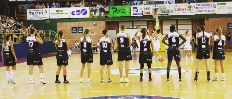 Las jugadoras del IDK Gipuzkoa sobre la cancha para comenzar un partido de la Euskal Kopa