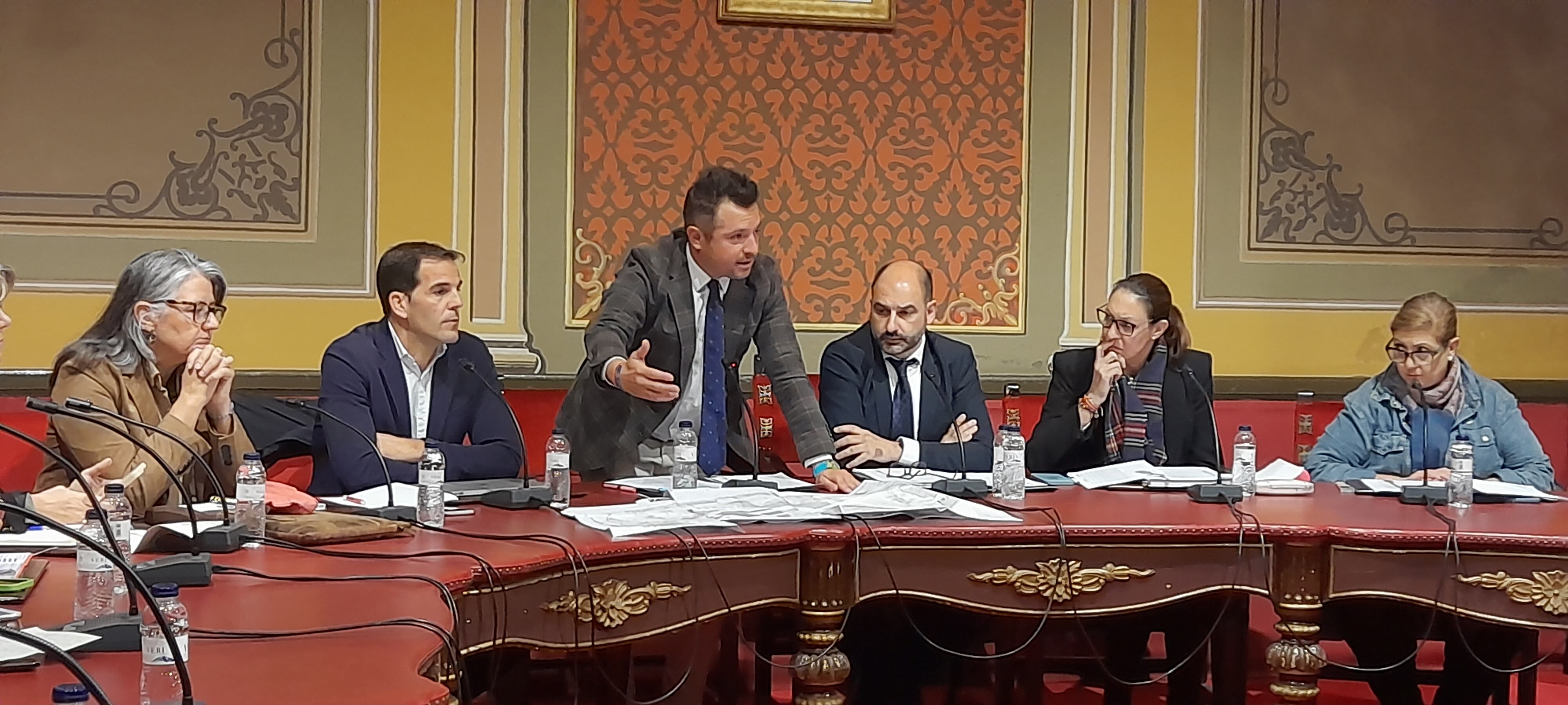 El concejal Lorenzo Borruel explica en el pleno los proyectos del Parque del Recuerdo y Almacenes de San Pedro. Foto: Ayuntamiento de Barbastro