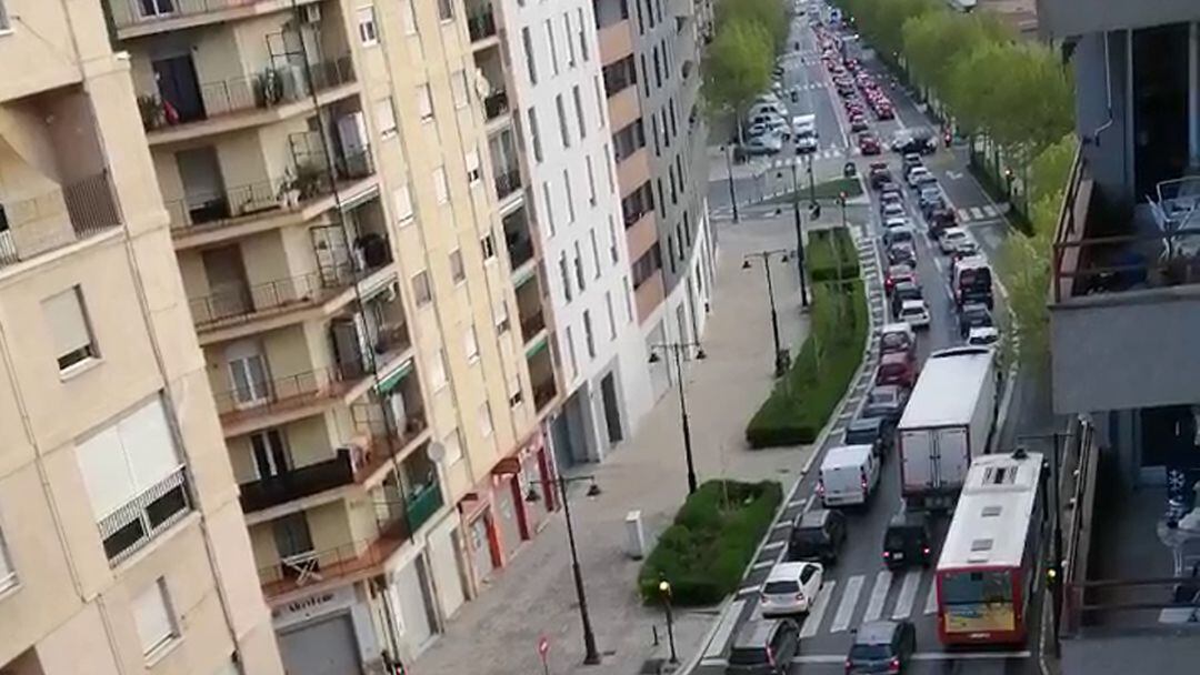 Colas de vehículos este viernes en la Avenida Juan Gil Albert