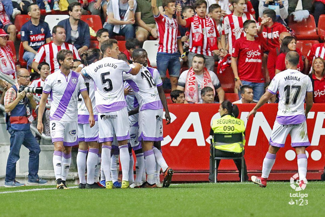 Los jugadores del Numancia celebran el gol de Fran Villalba en Gijón.