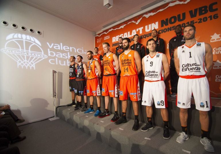 GRA160 VALENCIA (COMUNIDAD VALENCIANA) 24/09/2015.- Los jugadores del Valencia Baket durante la presentación de las nuevas equipaciones del equipo para esta temporada. EFE/ Miguel Angel Polo