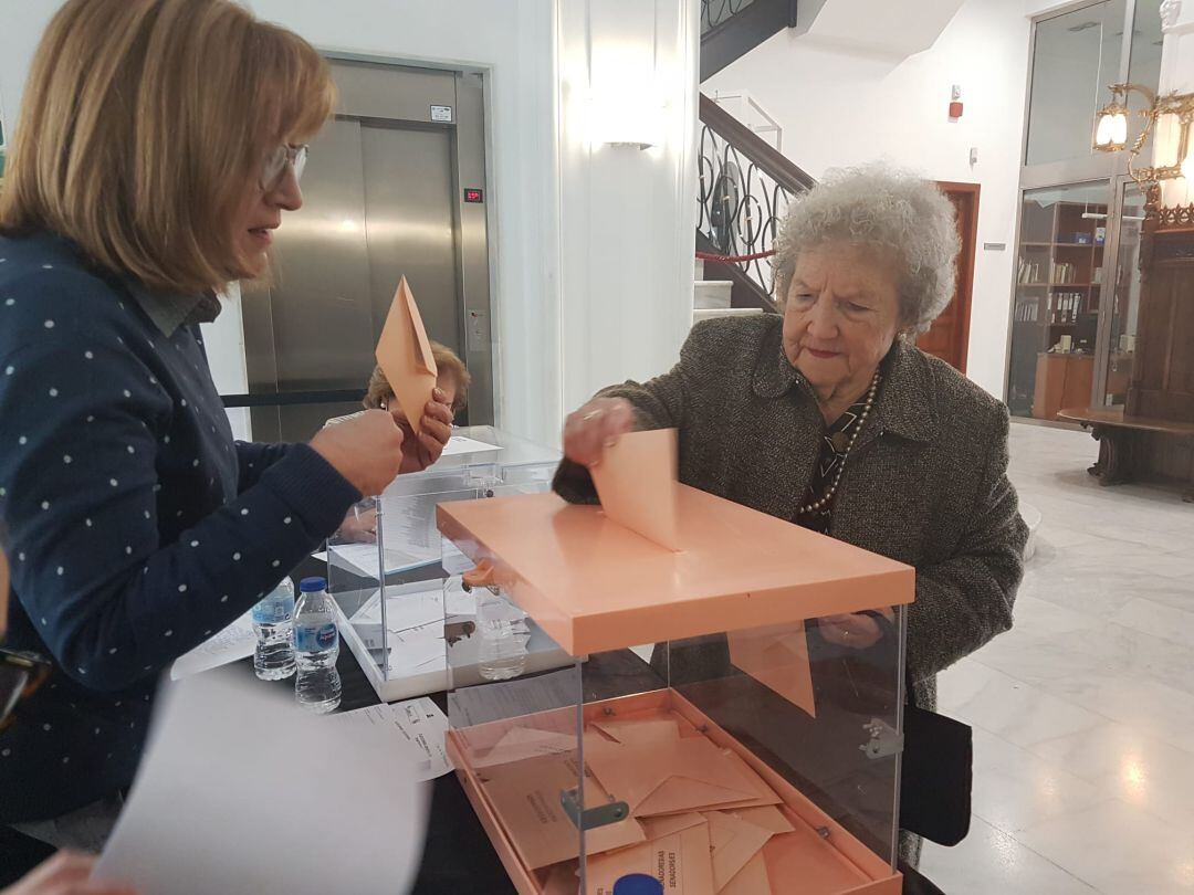 Pepita Riera Begio, de 95 años, es la votante de más edad de la mesa electoral de la Casa de la Marquesa de Gandia. 