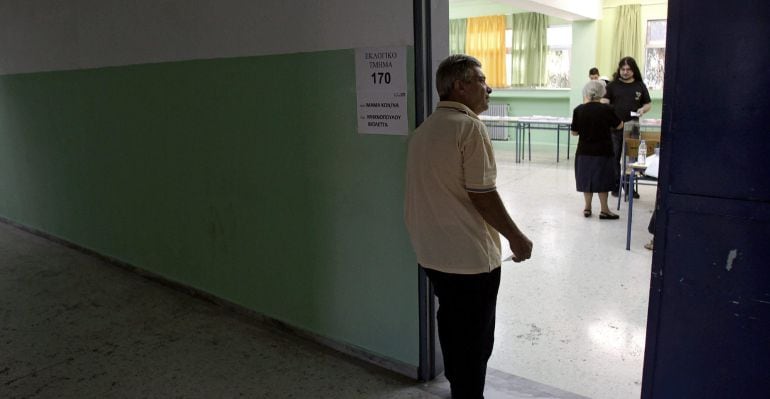 Un hombre espera a votar en un colegio de Atenas