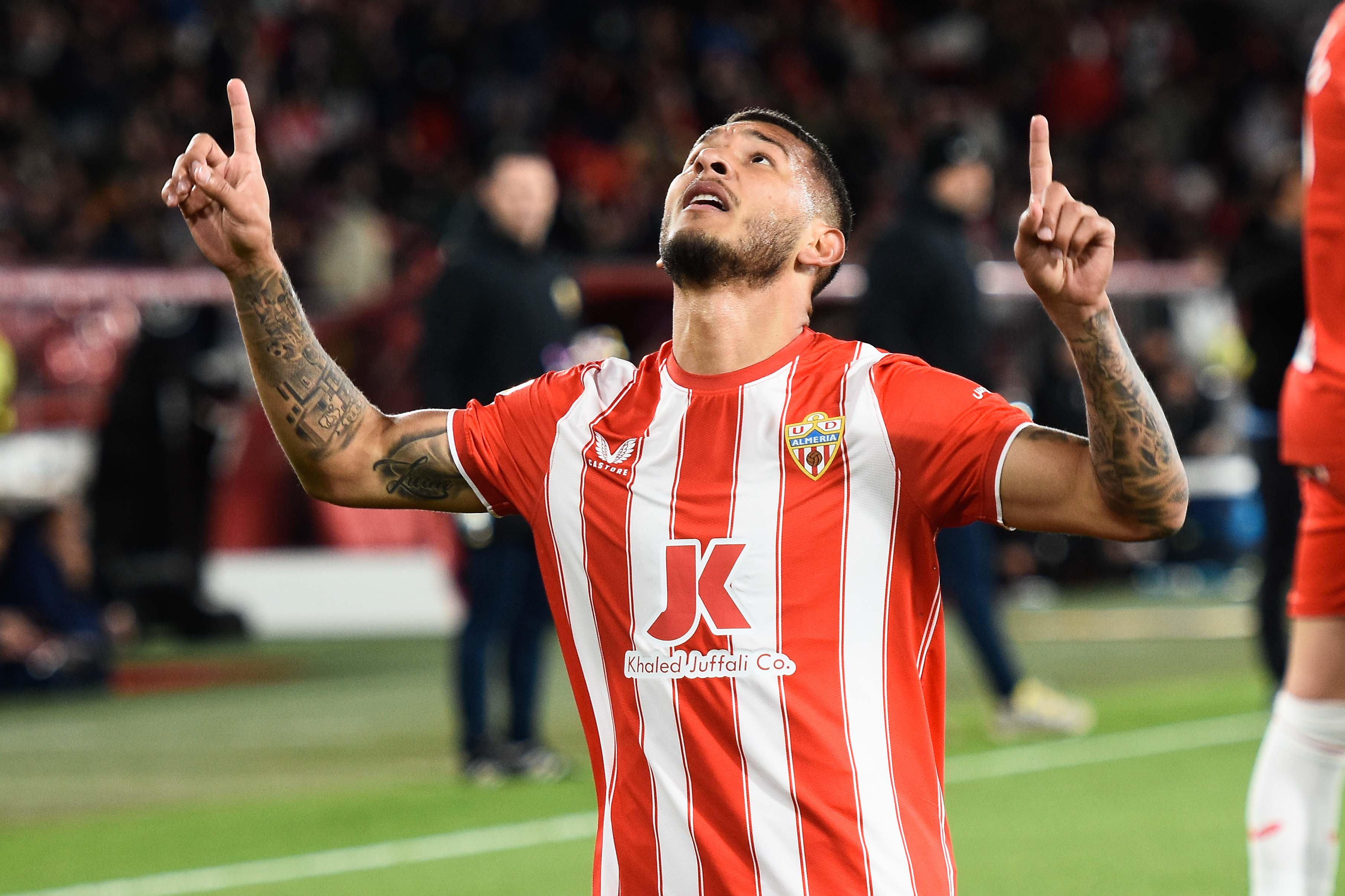 Un delantero con gol y de mucho compromiso.