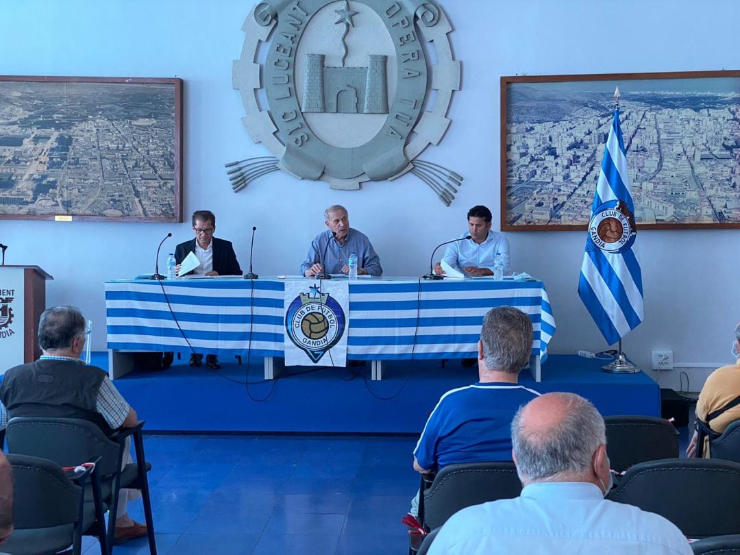 Fernando Buitrago, Jesús Sendra y Líbero Parri durante la asamblea